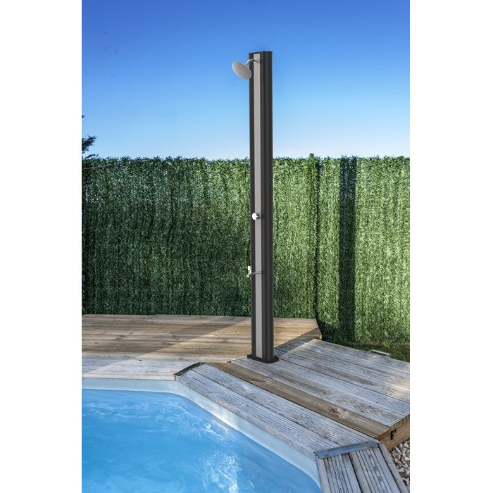 Aufgestellt bei einem Pool im Garten
