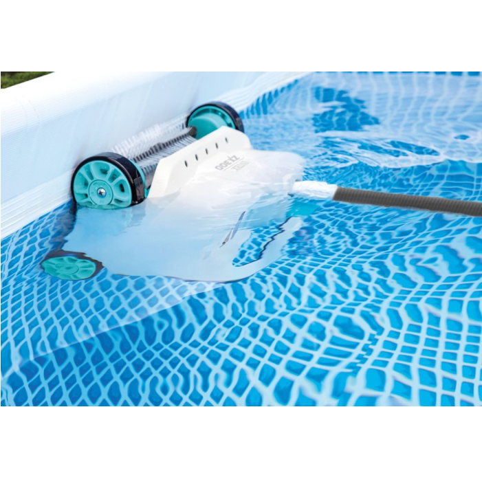 Intex ZX300 bei der Wandreinigung im Intex Pool – effektive Reinigung von Poolwänden